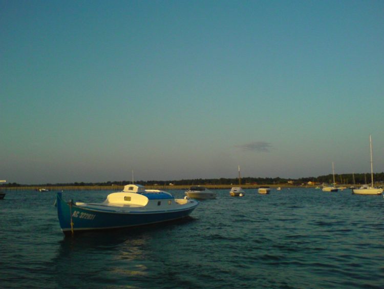 Pinasse bleue au Cap Ferret face au soleil levant