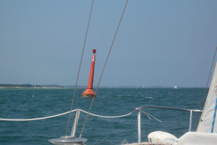 Dans les passes du Bassin d'Arcachon - la bouée 6N rouge