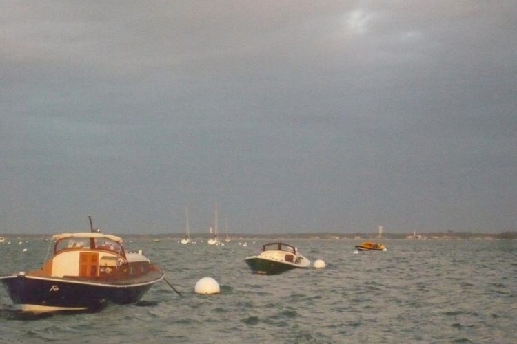 Enfilade de pinasses au corps mort devant Arcachon