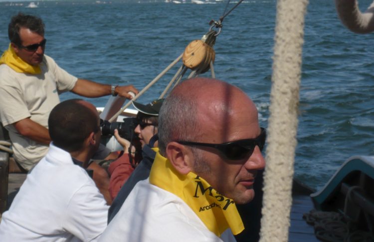 L'équipage du bac à voile Pdt-Pierre-mallet en pleine régate