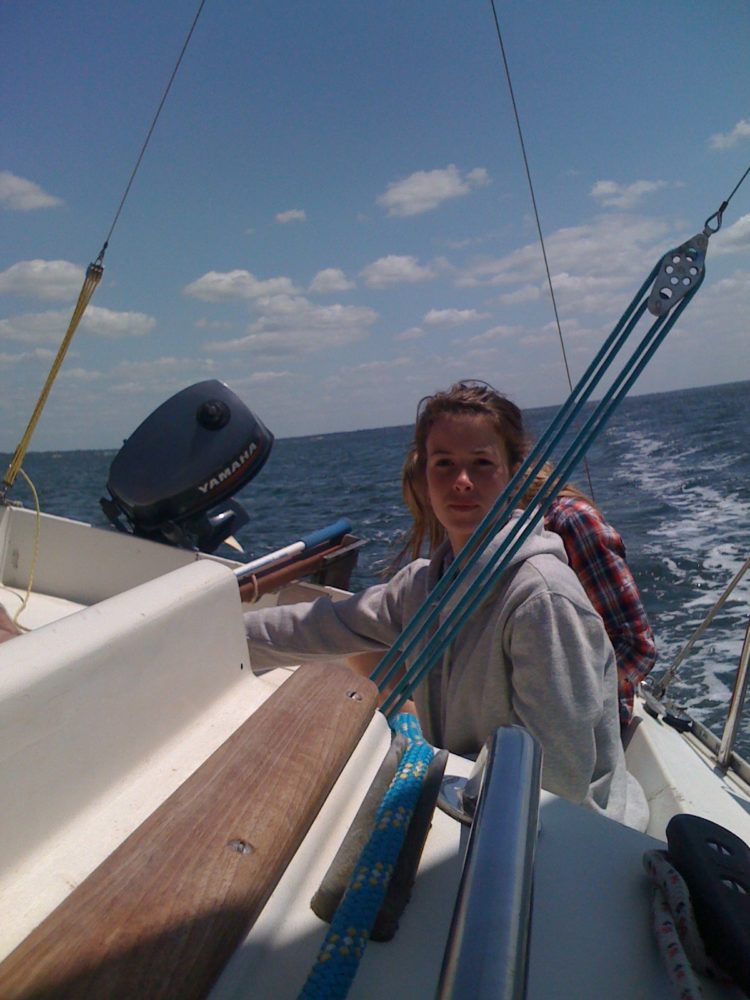 Tour de l'île 20 juin 2009 - Alexia à la barre