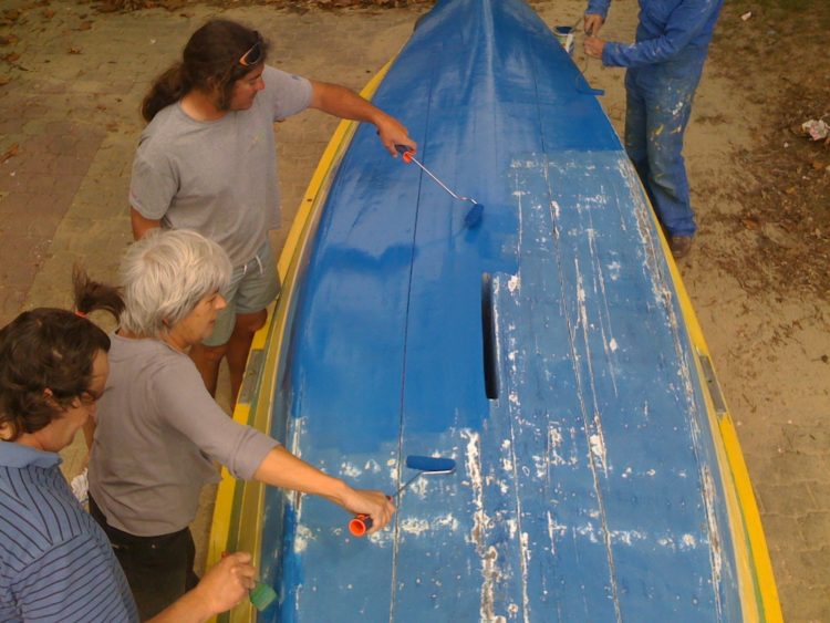 un peu de bénévolat pour gratter et peindre la pinasse à voile Capricieuse, au club nautique de Claouey