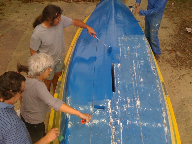 un peu de bénévolat pour gratter et peindre la pinasse à voile Capricieuse, au club nautique de Claouey