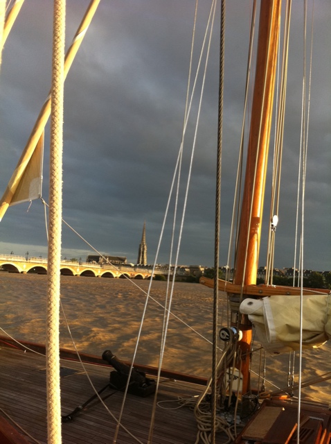 Le pont de pierre et la flèche de St. Michel, depuis l'Escalumade. #fetedufleuve #Bordeaux