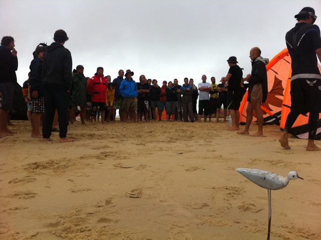 Benoit Seigue explique les motivations des kitesurfers en colère sur le banc du Toulinguet.