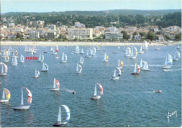 Départ des 18 heures d'Arcachon sous spi années 70-80 (vue aérienne)