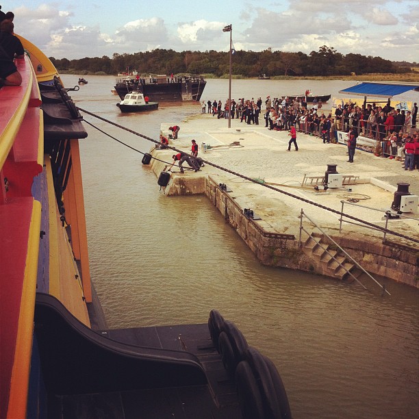 Enfin ! Le bateau-porte est retiré. Plus rien ne s'oppose à la sortie de l'#hermione vers la Charente