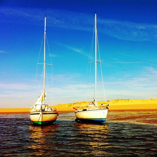 Iboga et Aleau au sec après une pleine mer un peu agitée. #boat #sail #sea #sun #sand #family