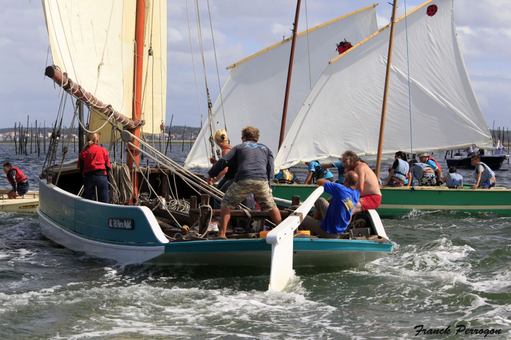 Le bac à voile Président-Pierre-Mallet harcelé par les pinasses à voile - une belle photo de l'ami Franck Perrogon