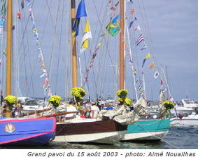 trois bacs à voile sous grand pavois