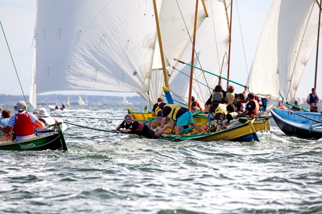 fx maîtrise le tangon de la Légeote à la régate des Festivoiles - photo de l'ami Franck Perrogon